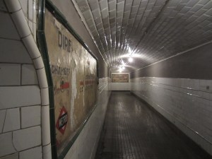 El pasillo con la gran flecha al fondo