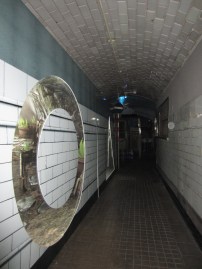 Las extrañas figuras geométricas de la pasarela 