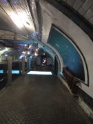 Al fondo, un cuadro misterioso