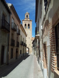 La calle, desierta, de Santa María con al fondo la torre-campanario 