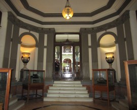 El vestíbulo con sus extrañas maquinarias