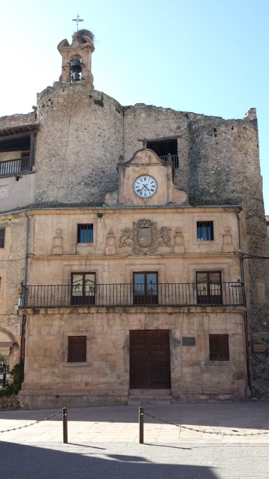 El castillo con sus torreones, espadaña y nido de entonces y de ahora