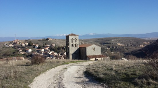 La románica silueta de la iglesia del Salvador