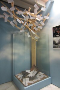 El original árbol de las libertades con su lecho de hojas y una amenazadora silueta