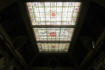 La vidriera modernista con la imperiosa figura de la implacable Themis al centro