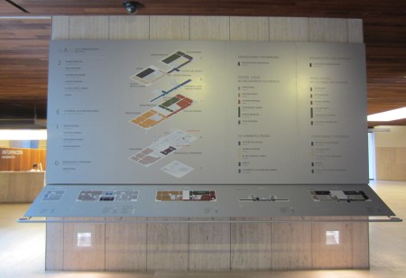 El plano del museo en el moderno y grandioso vestíbulo 