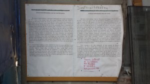 Un arrugado cartel, cubierto de polvo y de los años