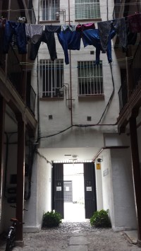 Una curiosa antesala: una típica corrala