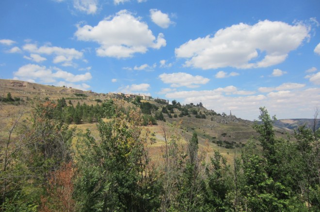 Una villa mimetizada con los tonos ocres de un soleado territorio