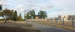 Los tres amigos solitarios: castillo, panteón y cementerio